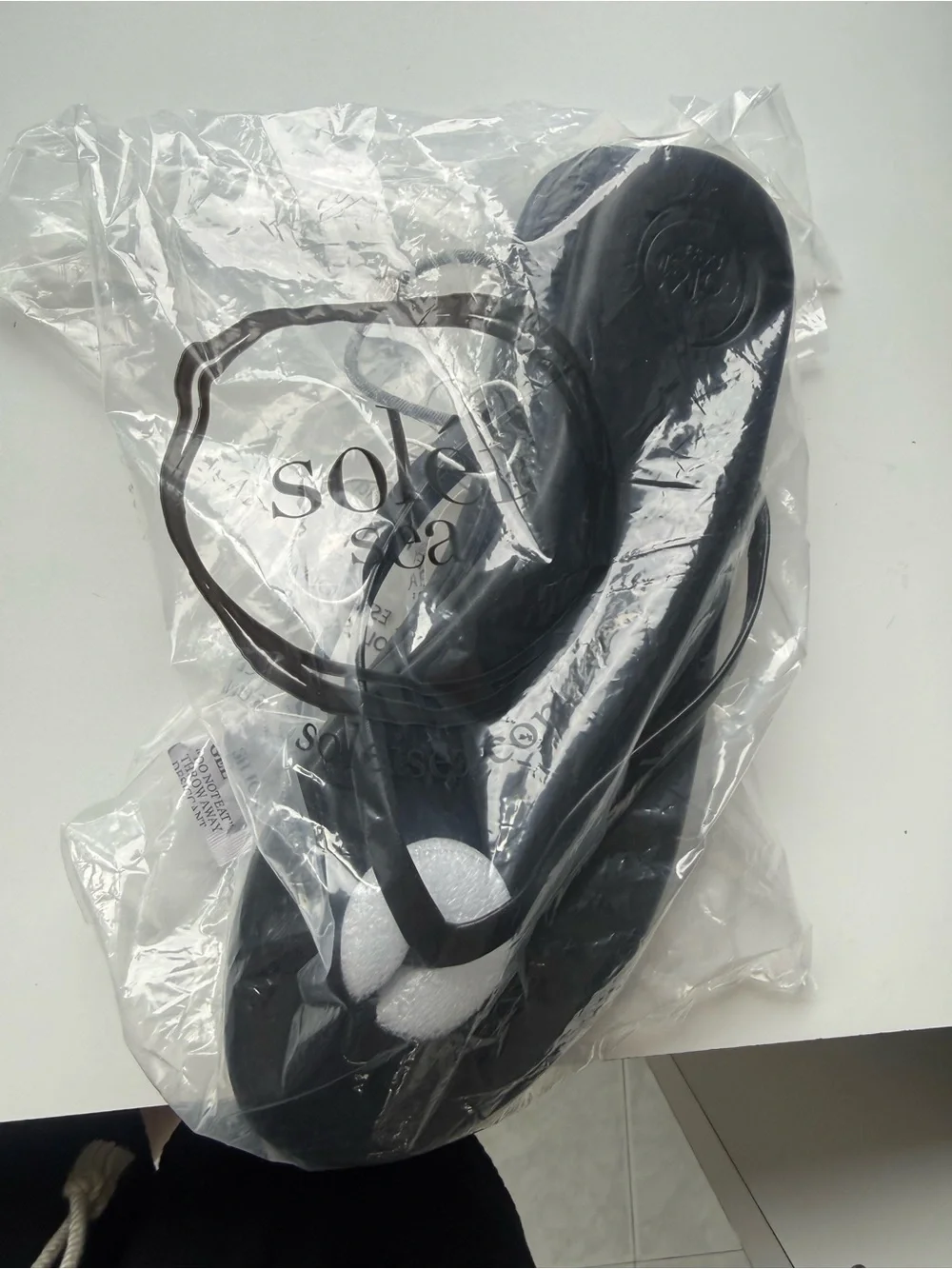 Solei Sea thong sandals black size 8 NWT - Picture 6 of 6